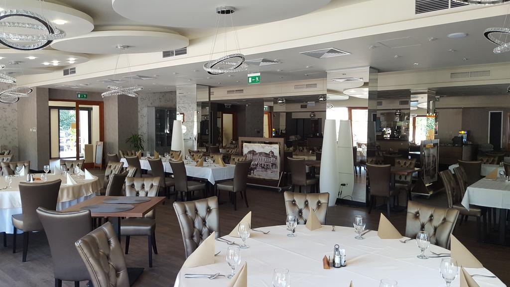 Victoria Garden Hotel Es Etterem Nyíregyháza エクステリア 写真