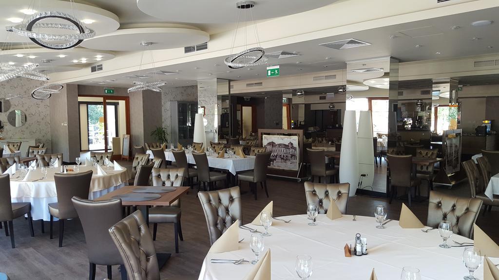 Victoria Garden Hotel Es Etterem Nyíregyháza エクステリア 写真
